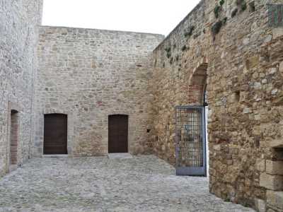 Non ci resta ora che entrare